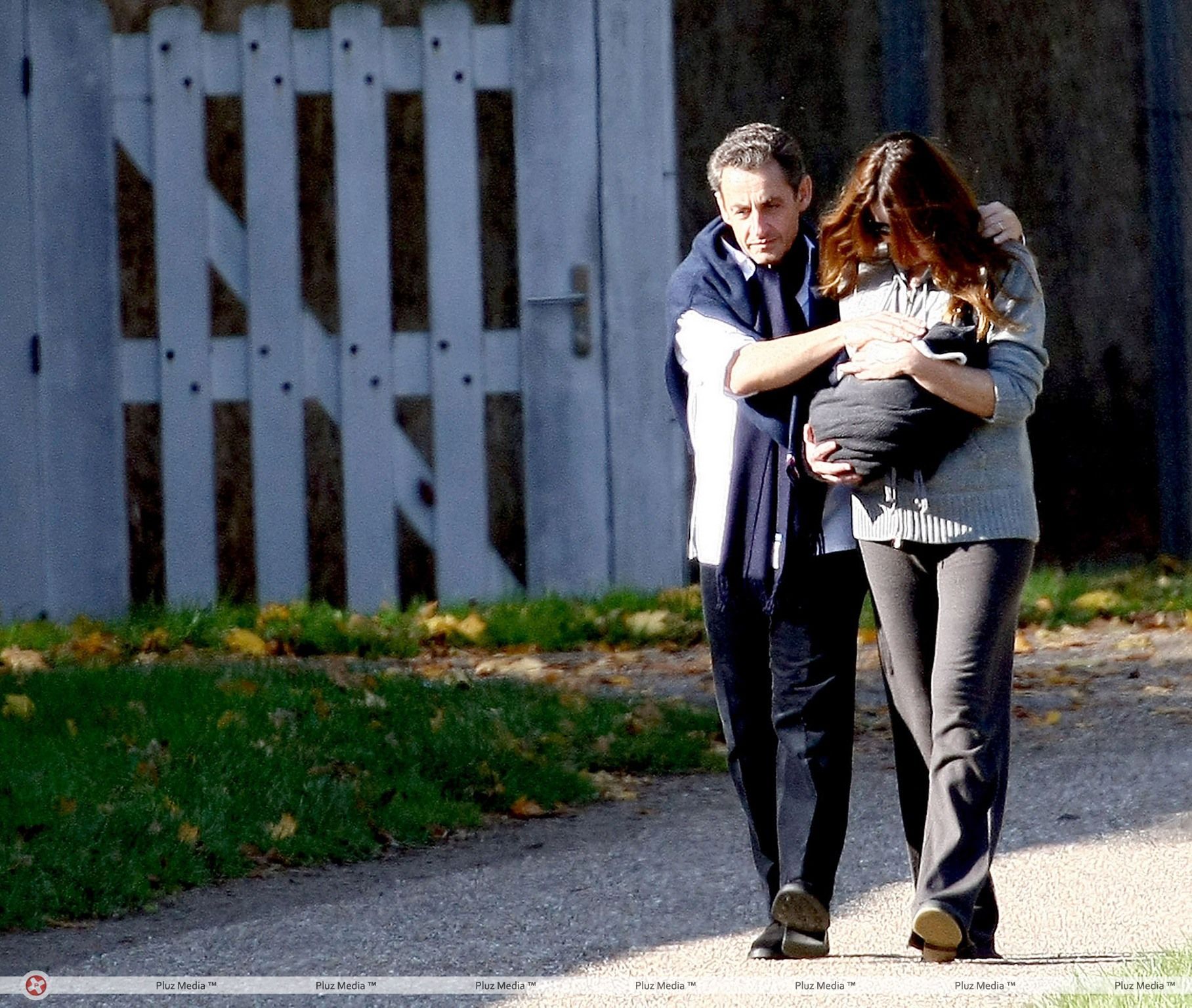 Nicolas Sarkozy and wife Carla Bruni taking a stroll with Giulia | Picture 113951